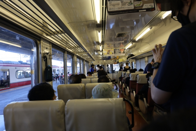 鉄道乗車記録の写真:車内設備、様子(2)        「2ドア、転換クロスシートは、飯田線の車窓を楽しむには、好都合。ただ、2両編成の車内には、座れない人も。」