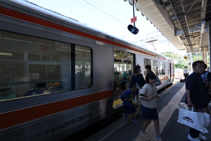 鉄道乗車記録の写真:乗車した列車(外観)(3)        「岡谷行普通列車に乗車。この列車は、豊橋から走って来た。」
