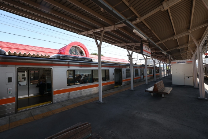 鉄道乗車記録の写真:乗車した列車(外観)(5)        「飯田駅で上り列車と行き違いのためしばし停車。」