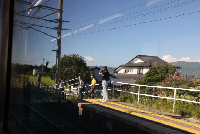 鉄道乗車記録の写真:車窓・風景(25)        「夏休みなので、スマホで電車の写真を撮る若い人の姿も多い。」