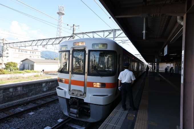 鉄道乗車記録の写真:乗車した列車(外観)(28)        「昭和感あふれるプラットフォームと、新しい車両のギャップが面白い。」