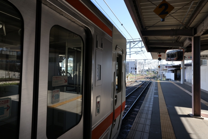 鉄道乗車記録の写真:駅舎・駅施設、様子(29)        「上り列車の到着を待つ。」