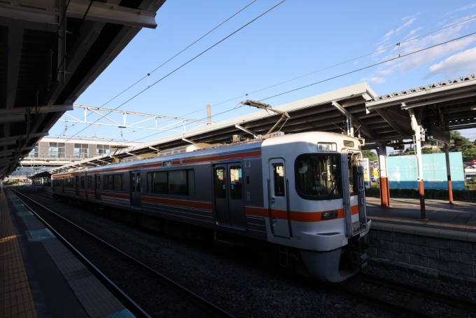 鉄道乗車記録の写真:乗車した列車(外観)(35)        「519Mは、豊橋駅から岡谷駅まで、205kmを6時間51分かけて走ってきた。飯田線全線、豊橋ー辰野を走るのは、普通列車3本のみ。飯田から北は、中央道が並行して走っており、利用客も高校生などに限られている。途中ほとんど利用客のいない秘境駅もあるが、整備されたバイパスも走っており、沿線の風景は開けている。車内では、東南アジア系の若い人も見かけ、車両も比較的新しいこともあり、一昔前のローカル線とは、少し印象が異なる。いわゆる各駅停車で行く飯田線の旅は、天竜川の美しい流れと南アルプスの山々を存分に楽しむことが出来る素晴らしい旅だった。」