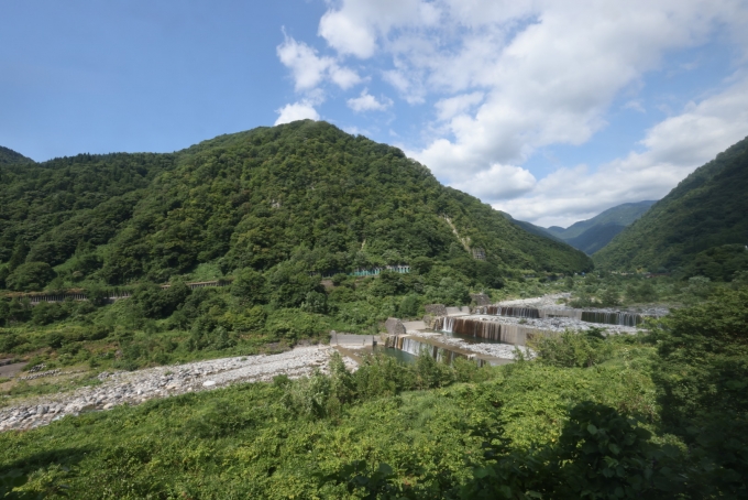 鉄道乗車記録の写真:車窓・風景(2)        「常願寺川に沿って下っていく。カーブはキツく山岳鉄道の雰囲気。」