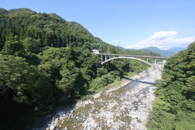 鉄道乗車記録の写真:車窓・風景(4)        「ゆっくり線路を軋ませながら走る。京阪電車時代からは想像つかない。」