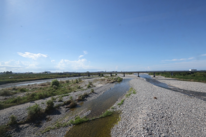 鉄道乗車記録の写真:車窓・風景(6)        「常願寺川も河口に近づくと川幅も広い。鉄橋を越えると終着駅電鉄富山駅も近い。」