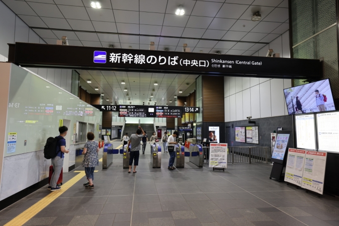 鉄道乗車記録の写真:駅舎・駅施設、様子(2)        「新幹線改札をスルーし、」