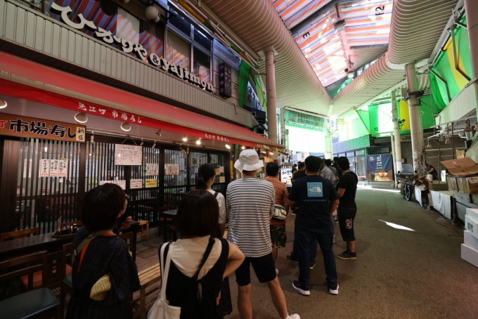 鉄道乗車記録の写真:旅の思い出(22)     「近江町市場で、握り寿司を朝から食べようと思ったら、開店前から行列が。」