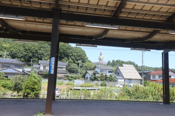鉄道乗車記録の写真:車窓・風景(16)        「加賀温泉のホームからも、拝める。」
