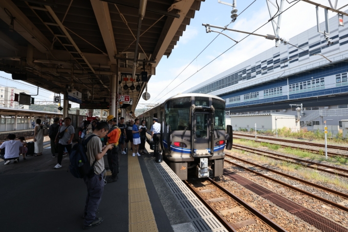 鉄道乗車記録の写真:乗車した列車(外観)(7)        「すぐ横には、新幹線の駅舎が。金沢-敦賀間の開業準備は、着々と進んでいるようだ。」