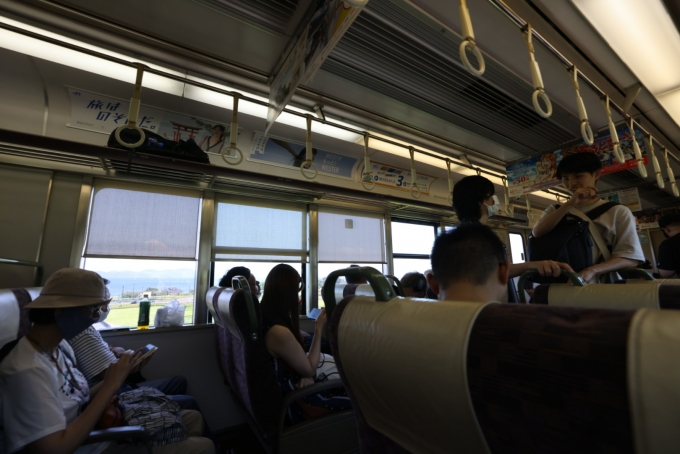 鉄道乗車記録の写真:車内設備、様子(8)        「進行方向左側には、琵琶湖が広がる。」
