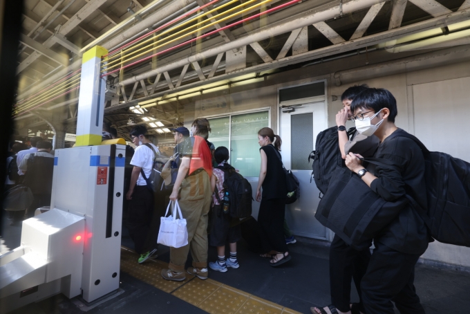 鉄道乗車記録の写真:駅舎・駅施設、様子(11)        「京都駅のプラットフォームには、観光客が溢れていた。」