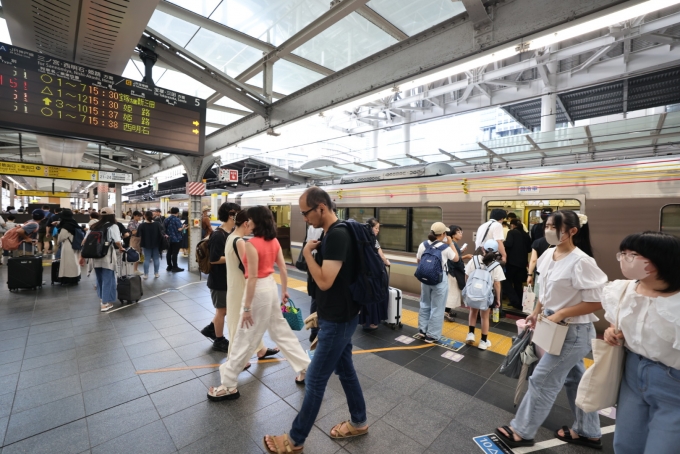 鉄道乗車記録の写真:乗車した列車(外観)(15)        「大阪駅に到着」