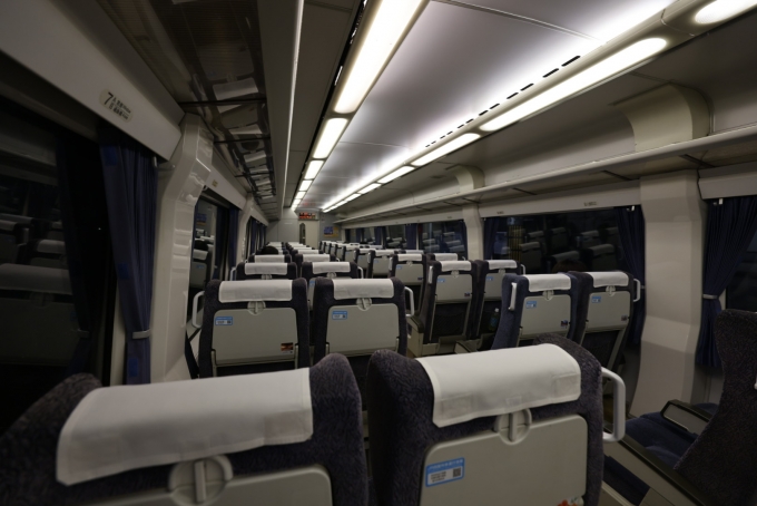 鉄道乗車記録の写真:車内設備、様子(4)        「松山発の時点で、この車両の乗客は６人だけ。」