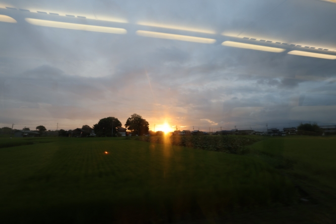 鉄道乗車記録の写真:車窓・風景(5)        「壬生川の手前で朝日が。」