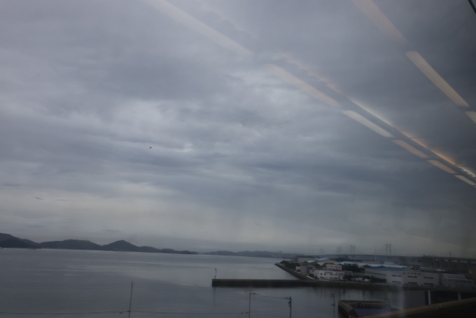 鉄道乗車記録の写真:車窓・風景(9)        「向こうに、瀬戸大橋が見えてきた。」