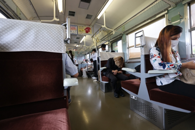 鉄道乗車記録の写真:車内設備、様子(2)     「車内も、シートの色や座席のカバーがついていること以外は、昔のまま。昭和感が漂う。」