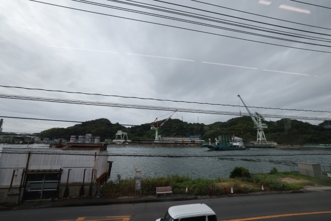 鉄道乗車記録の写真:車窓・風景(4)     「尾道が近づくと、造船所が目立つ。」
