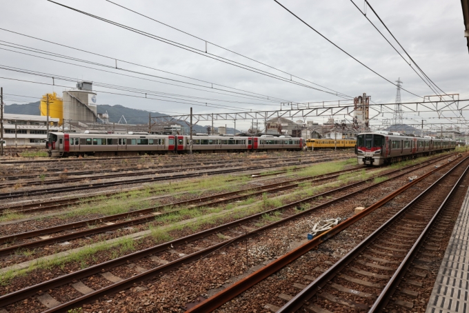 鉄道乗車記録の写真:列車・車両の様子(未乗車)(2)        「糸崎駅構内には、国鉄時代に作られた広大な留置線が残っている。今も、使われている。」