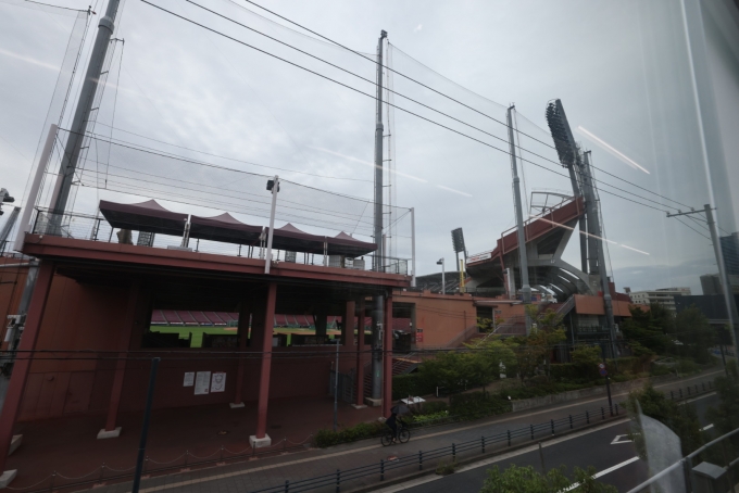 鉄道乗車記録の写真:車窓・風景(8)        「広島スタジアムが見えてくると、広島駅は近い。」