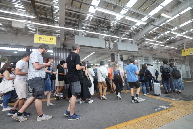 鉄道乗車記録の写真:車窓・風景(12)        「宮島口駅では、外国人観光客もたくさん下車。」