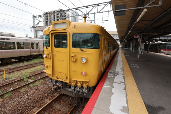 鉄道乗車記録の写真:乗車した列車(外観)(1)     「岩国発下関行は、黄色い115系電車。昭和を代表する国鉄の電車。」
