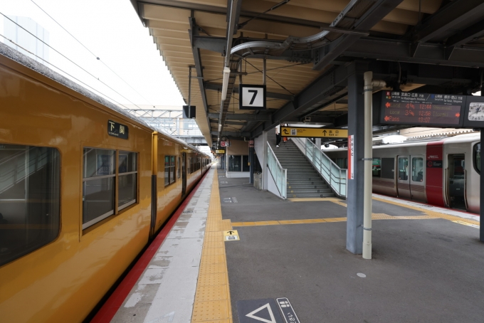 鉄道乗車記録の写真:乗車した列車(外観)(2)     「駅のホームも昭和。」