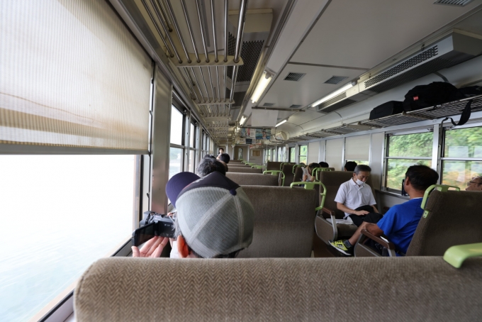 鉄道乗車記録の写真:車内設備、様子(4)     「115系でも、最後期型で座席は転換クロスシート。進行方向2人掛けでまあまあ快適。青春18きっぷの乗客もちらほら。関釜フェリーで釜山を目指すと思われる人も複数見られた。」