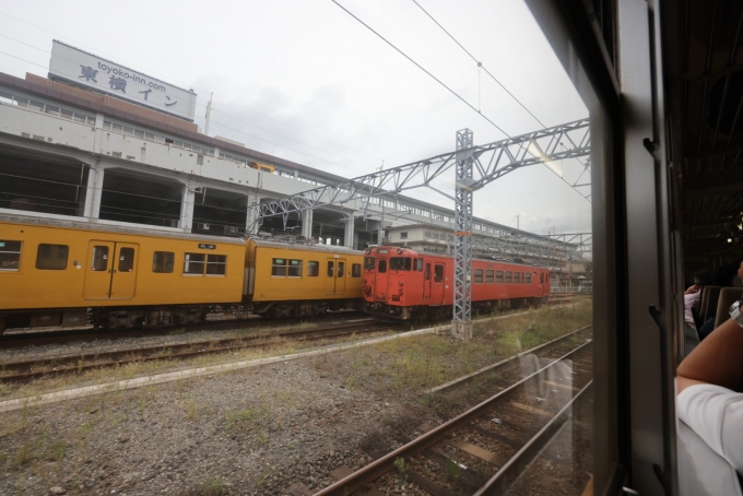 鉄道乗車記録の写真:車窓・風景(8)        「駅構内には、115系電車のほか岩徳線用のオレンジ色のキハ47型気動車の姿も。」