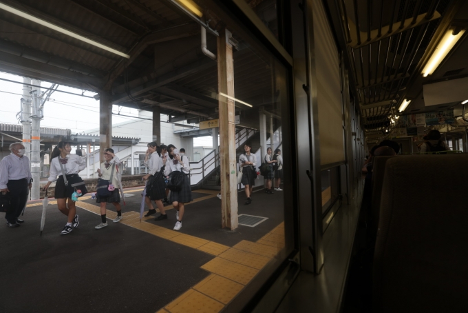 鉄道乗車記録の写真:車窓・風景(12)        「朝、岡山駅を出て、気がついたら、高校生の下校時間。」