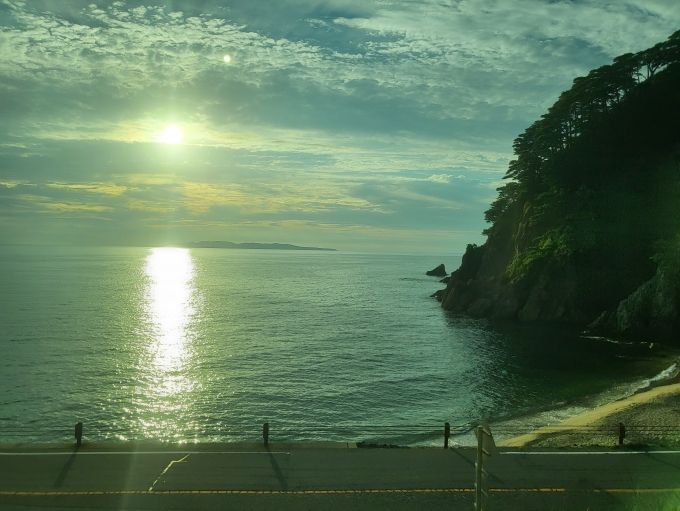 鉄道乗車記録の写真:車窓・風景(1)     「新津15:11発→村上16:26着、同じ車両で、村上17:24→酒田19:30着と、村上で1時間休憩含む長距離線。にしても、日本海からの夕陽がきれいだった。」