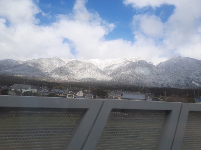 鉄道乗車記録の写真:車窓・風景(2)        「雪が積もっている比良山地」