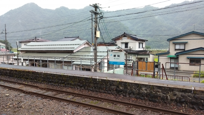 鉄道乗車記録の写真:駅舎・駅施設、様子(2)        「根知駅ホーム上から撮影。到着時には雨が降っていた。」