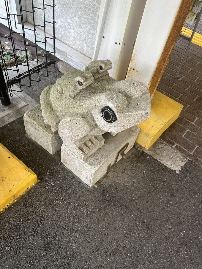 鉄道乗車記録の写真:駅舎・駅施設、様子(1)        「久里浜駅にあったカエルの彫刻。」