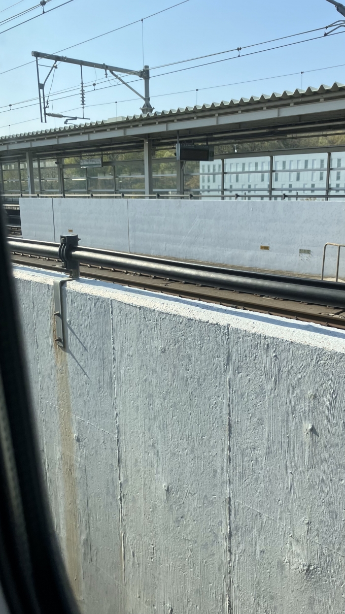 鉄道乗車記録の写真:駅舎・駅施設、様子(5)        「たにがわ404号が本庄早稲田駅に到着する直前に撮影した1番線側の様子。
本庄早稲田駅に停車する列車はあまり多くない。北陸新幹線系統のかがやき号やはくたか号は全列車が通過する。
上越新幹線系統のたにがわ号は殆どの列車が、北陸新幹線系統のあさま号も大部分の列車が停車する。また、とき号も一部が停車する。
ただ、昼間はたにがわ号が運転されない時間帯があるほか、とき号も本庄早稲田駅を通過する列車が多くなるため、1時間に1本来るあさま号しか停車しない時間帯もある。」