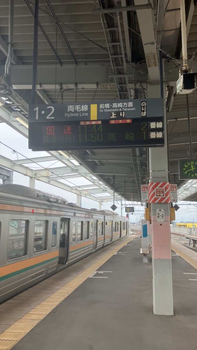 鉄道乗車記録の写真:乗車した列車(外観)(1)          「伊勢崎駅では10分程度停車するため、ホームに出てみた。この写真は、ホームに停車中の列車と発車標を一緒に写したものである。」