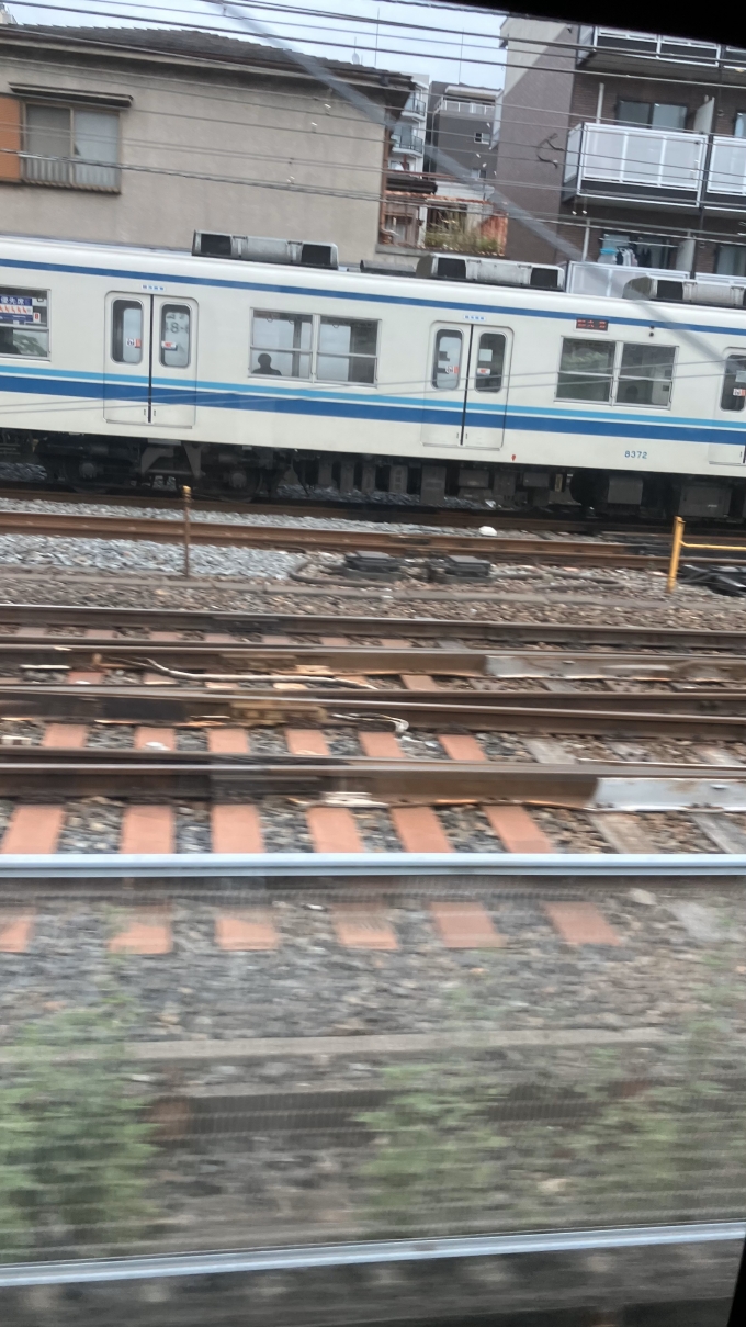 鉄道乗車記録の写真:列車・車両の様子(未乗車)(8)        「大宮駅到着直前に撮影した。
東武鉄道の東武アーバンパークライン(野田線)を走る8000型列車と並走した。
レイルラボの記事によれば、8000型はまもなく運行開始から60年を迎えるという。(当該編成は運行開始から約47年が経過しているようである)」