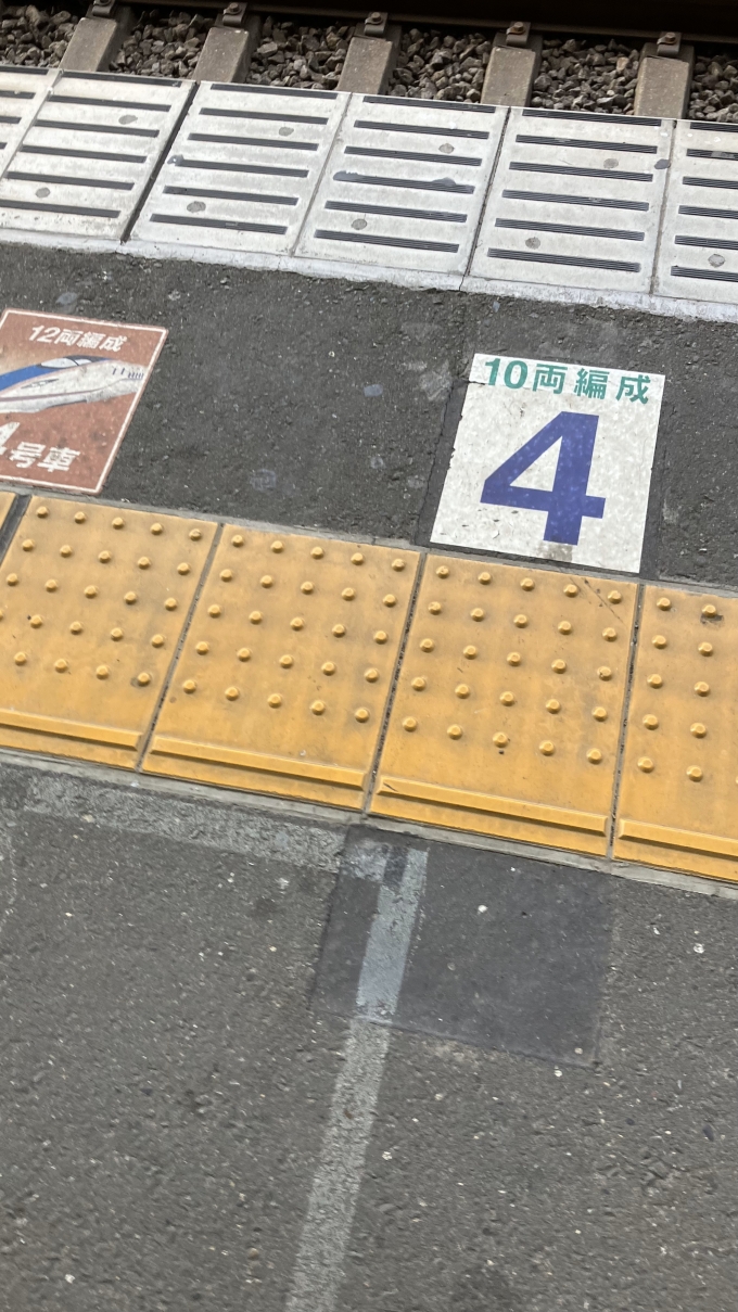 鉄道乗車記録の写真:駅舎・駅施設、様子(3)        「熊谷駅13番線ホームの乗車位置案内。10両編成と12両編成のものがあるが、2023年10月現在の営業列車で10両編成のものは存在しない。」