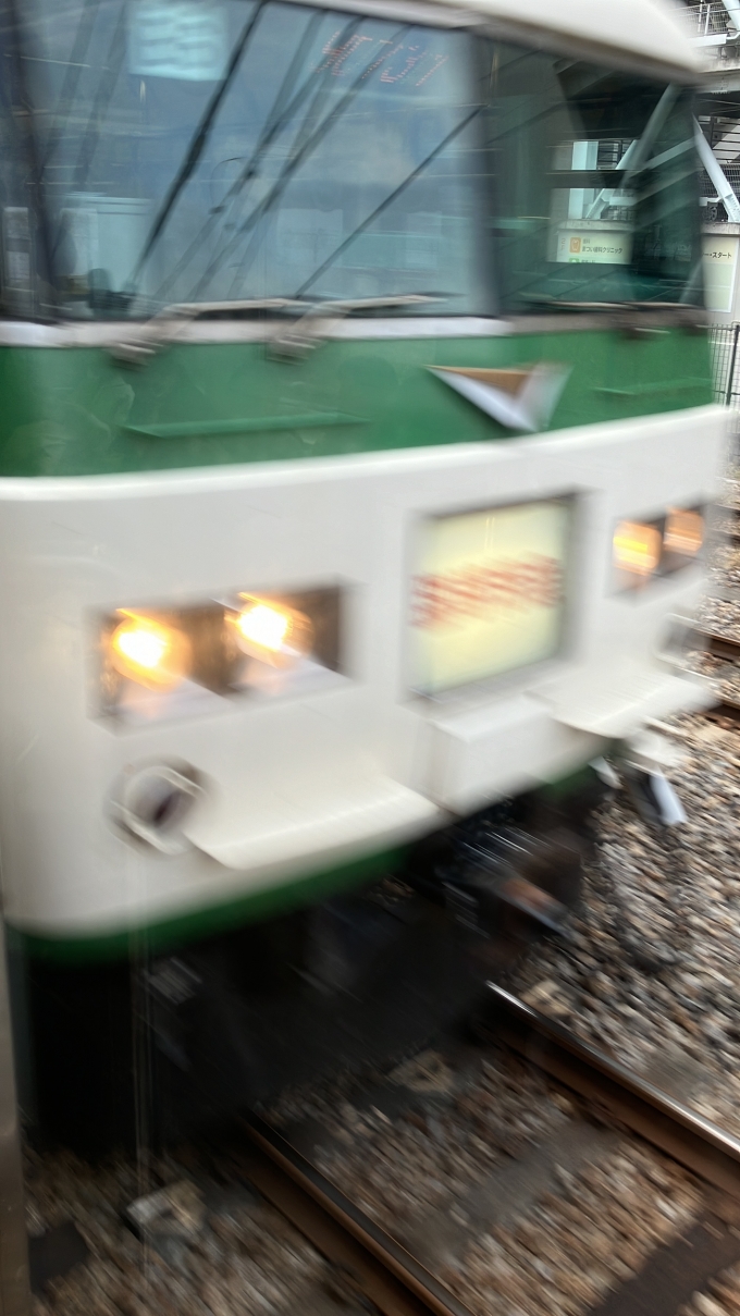 鉄道乗車記録の写真:列車・車両の様子(未乗車)(1)          「両毛線の列車に乗車中、乗換案内アプリの時刻表を見ていたところ、臨時特急谷川岳もぐらの表示が見えた。
両毛線の列車は高崎駅8:58着、谷川岳もぐらは高崎駅8:55着―8:56発だったため、高崎駅で見ることはできないが、通過する様子を見ることはできるのではないかと考えた。
そこで、ドア横で待っていたところ185系と思われる列車が通過し、鮮明ではないが通過中の車両を写真に収めることができた。」