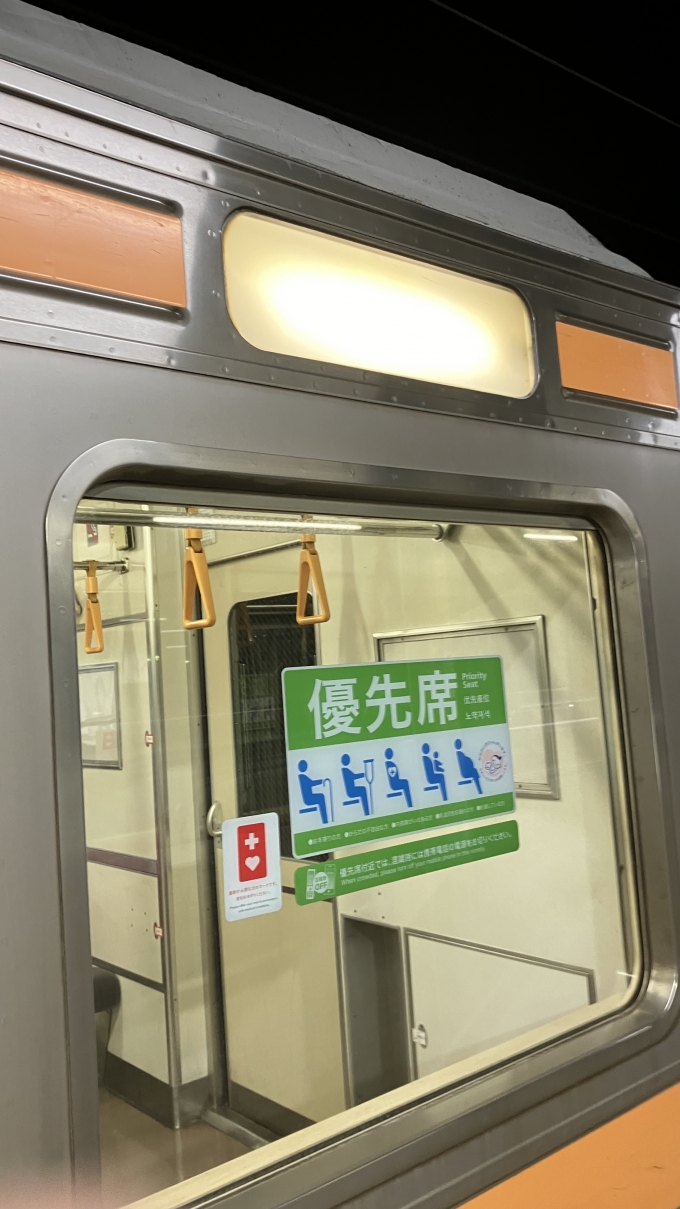 鉄道乗車記録の写真:方向幕・サボ(5)        「桐生駅到着後の乗車してきた列車の方向幕。なぜか何も表示されていない。
「回送」は見たことがあるが、何も表示されていない方向幕は(少なくとも211系では)初めて見た。」