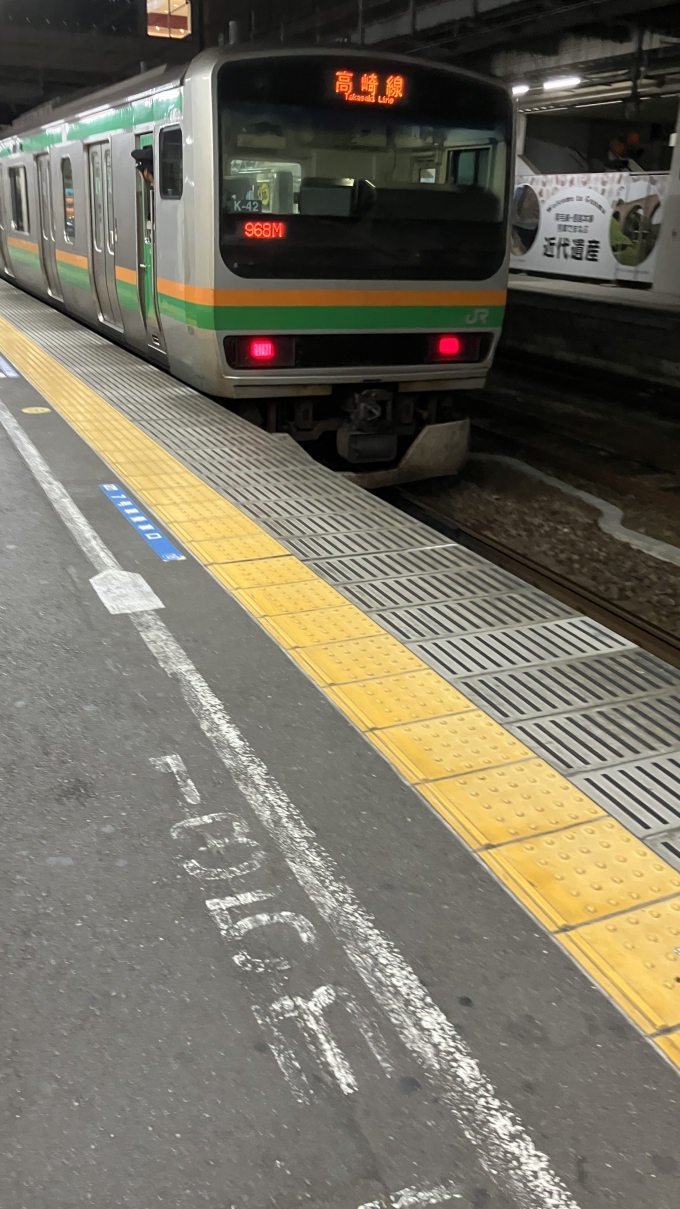 鉄道乗車記録の写真:列車・車両の様子(未乗車)(2)        「高崎駅を出発する高崎線上りの最終列車(普通籠原行き)。
通常は「上野東京ライン」や「湘南新宿ライン」と表示されることが多い路線表示も、籠原止まりであるからか「高崎線」と表示されていた。
なお、籠原発の列車や下り列車での籠原行きの列車は多いが、上り列車での籠原行きは平日・土休日ともにこの列車のみである。」