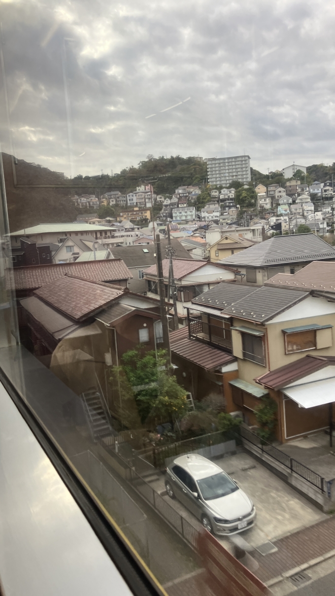 鉄道乗車記録の写真:車窓・風景(1)        「こちらも京急久里浜駅到着前に撮影。
この周辺は住宅街だと思われるが、自然も豊かであるように感じた。
※諸事情により、写真の掲載順を入れ替えている。」