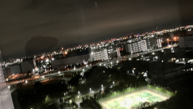 鉄道乗車記録の写真:旅の思い出(6)        「川崎マリエン交流棟10階展望室から見た北側の様子。
京浜工業地帯の夜景がきれいに見えた。」