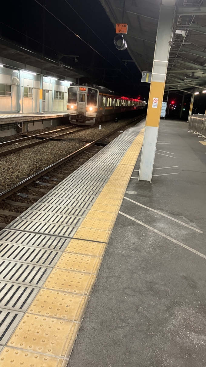鉄道乗車記録の写真:列車・車両の様子(未乗車)(1)        「午前5時になろうというところで、先に普通高崎行きになる列車が桐生駅3番線に入線してきた。
」
