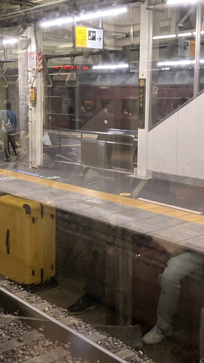 鉄道乗車記録の写真:駅舎・駅施設、様子(1)        「高崎駅で両毛線の列車の発車を待っていたところ、8番線の発車標が作動した。
その後様子を見ていたところ、見たことがない列車が入線してきた。
後で調べたところ、11月3日、5日、18日、19日に運行された(SL)臨時快速「D51復活35周年水上」であった。快速列車では珍しい全車指定席扱いになっていたようである。停車駅は後閑駅、沼田駅、渋川駅、新前橋駅であった。
所要時間は水上―高崎間で1時間59分。使用車両の関係もあるのかもしれないが、渋川駅で14分、新前橋駅で6分間停車するダイヤになっている影響もあって、普通列車の所要時間(1時間5分～10分程度：一部乗り換えが発生する列車がある)より大幅に長くなっている。また、下りでは新前橋駅で5分間、渋川駅で20分間停車し、全体の所要時間は2時間7分となっていたようである。」