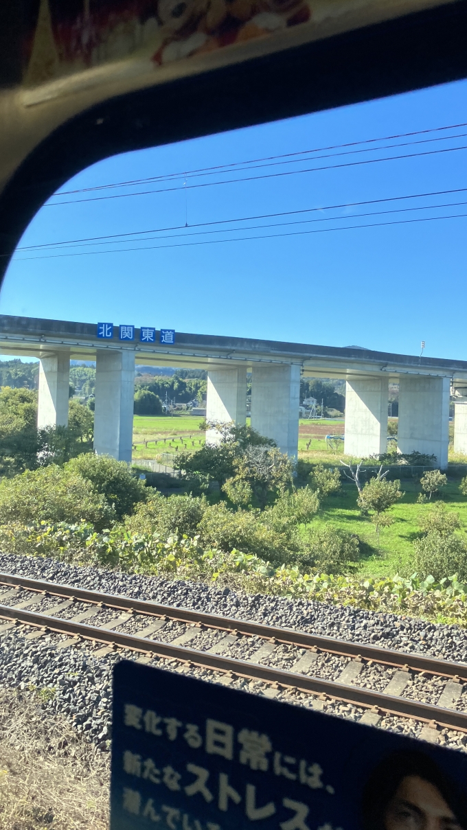 鉄道乗車記録の写真:車窓・風景(2)        「北関東自動車道(E50)と立体交差する地点の付近で撮影した。
この直前に、涸沼川を渡っている。
なお、この付近は友部IC―友部JCT間となっているようである。」