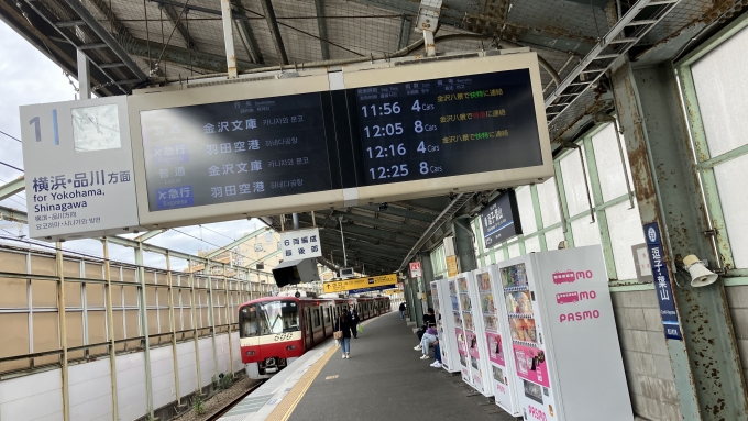 鉄道乗車記録の写真:駅舎・駅施設、様子(1)        「逗子・葉山駅1番線のホームと発車標の様子。」