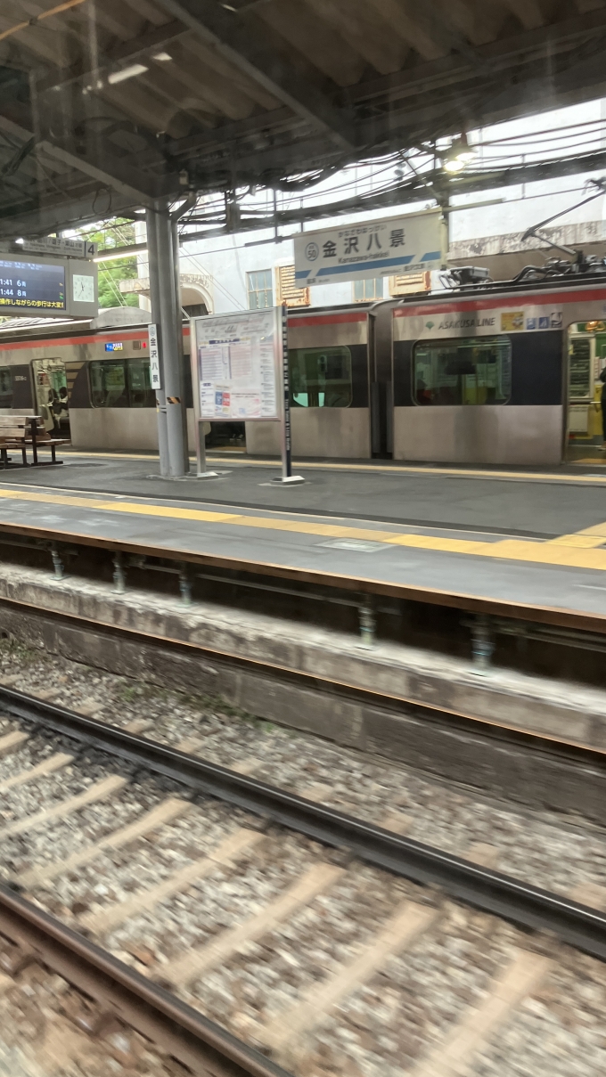 鉄道乗車記録の写真:駅舎・駅施設、様子(1)        「金沢八景駅3・4番線ホームの様子。
4番線には、エアポート急行羽田空港行きが停車していた。」
