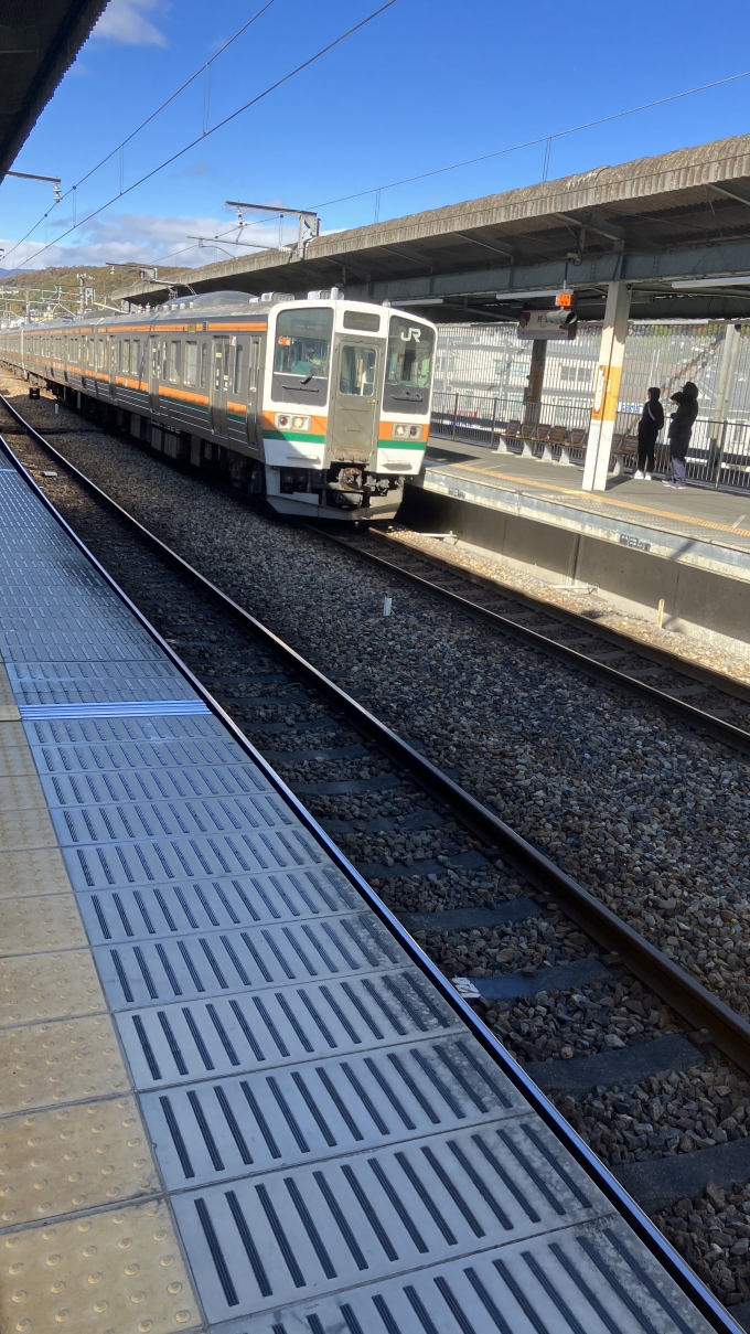 鉄道乗車記録の写真:列車・車両の様子(未乗車)(1)          「桐生駅では10:29に普通小山行きと普通高崎行きが発車するのだが、先に普通小山行きの列車が2番線に入線してきた。(10:27ごろ)」