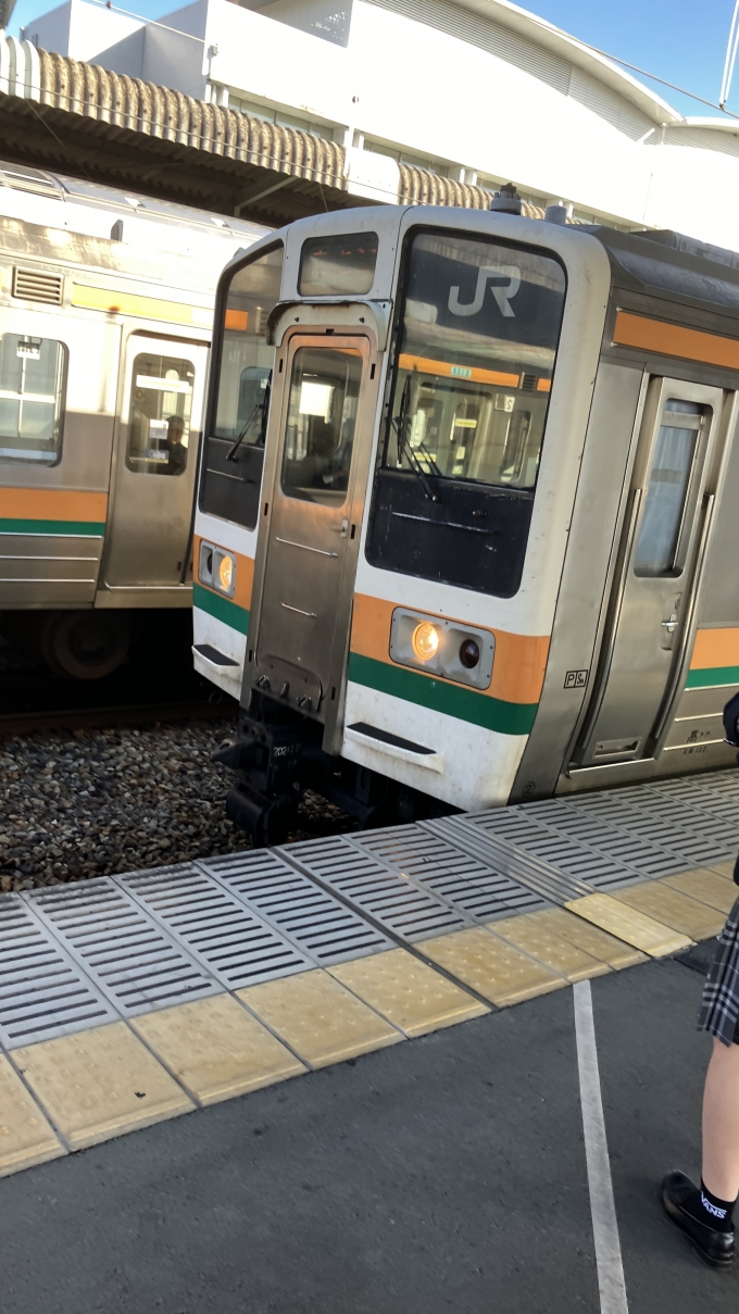 鉄道乗車記録の写真:乗車した列車(外観)(2)        「桐生駅では10:29に普通小山行きと普通高崎行きが発車するのだが、普通小山行きに続いて10:29になろうというところで普通高崎行きの列車が3番線に入線してきた。」